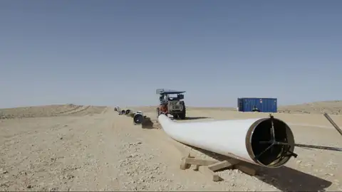 Un tronçon de gazoduc en cours de pose dans le désert