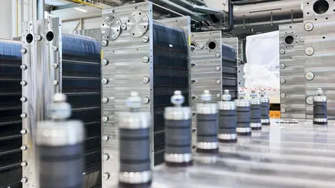 Des empilements d’électrolyseurs alignés dans un atelier
