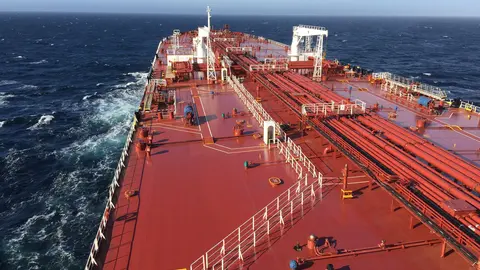 Le pont d’un pétrolier en mer