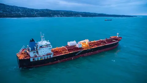 Un pétrolier naviguant le long d’une côte