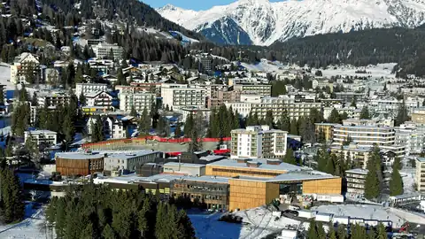 Vue aérienne de Davos en hiver, avec le centre des congrès au premier plan