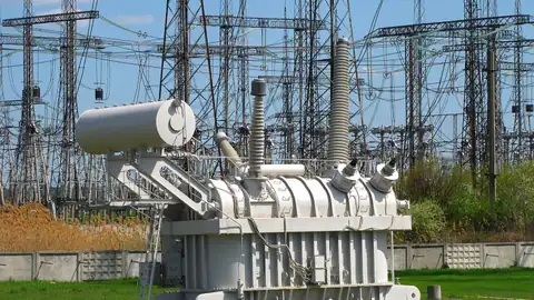 Un transformateur à haute tension de 750 kV dans un poste électrique