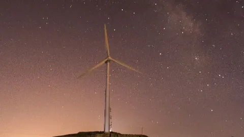 La Voie lactée au-dessus d’une éolienne à El Alia, dans le nord de la Tunisie