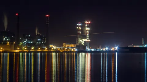 La centrale électrique de Radès, près de Tunis, la nuit, ses lumières reflétées dans l’eau