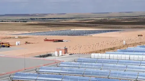 Des rangées de capteurs solaires dans une centrale en plein désert