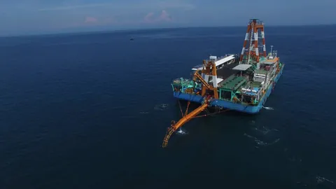 Un navire câblier posant un câble électrique sous-marin en mer