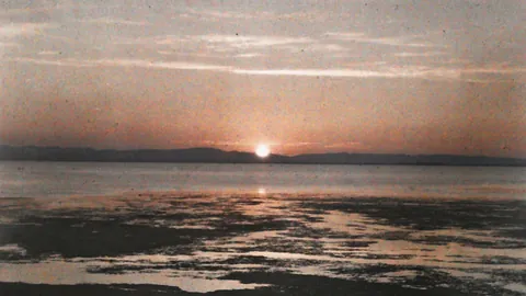 Coucher de soleil sur la mer à Carthage, en Tunisie — autochrome, vers 1909–1910